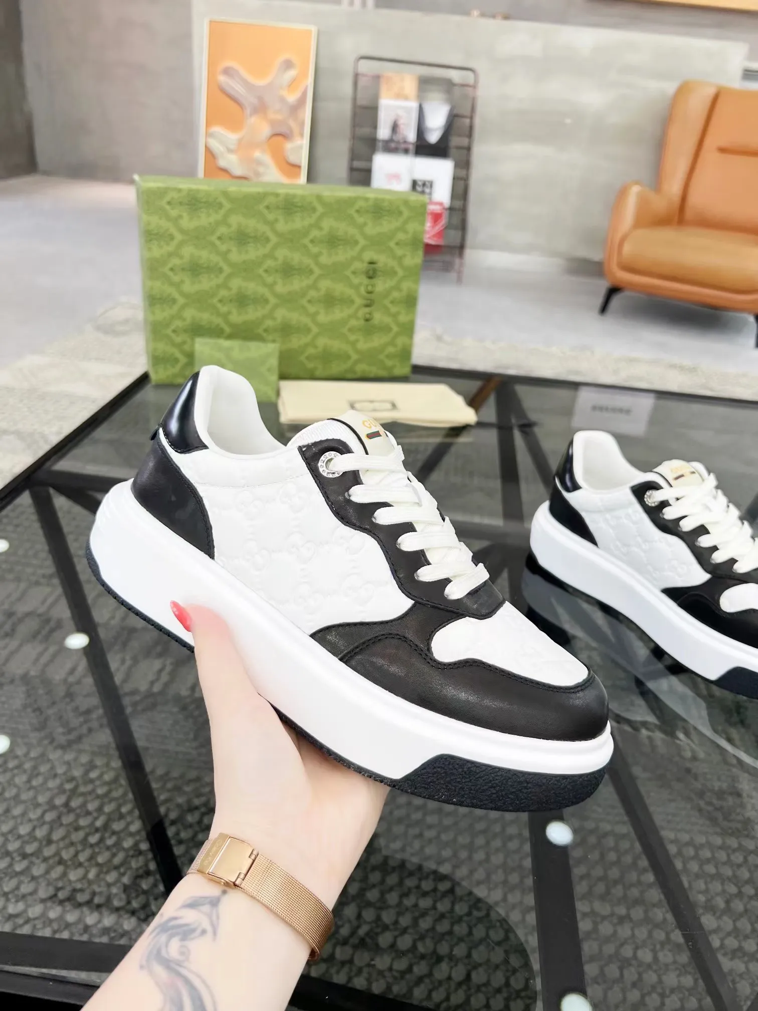 P440 new men's shoes GUCCI [Lightning] latest shoes are shipped. Original quality, fashionable, made of special materials, sheepskin lining, brand new packaging. The foot feels super comfortable and the workmanship is impeccable. Size: Male 38-45.